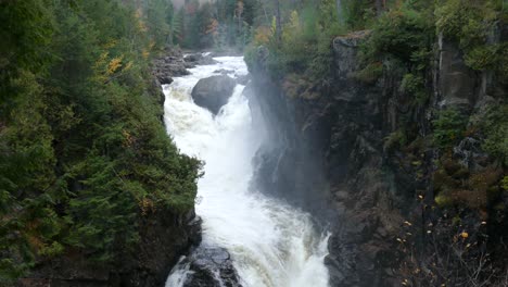 Langsame,-Nach-Unten-Geneigte-Aufnahme-Eines-Absolut-Wunderschönen-Wasserfalls-Mit-Starkem-Wasserfluss
