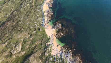 Draufsicht-Auf-Das-Türkisblaue-Meer-Und-Die-Felsige-Küste-Am-Coral-Strand-Beach-In-Connemara,-Irland-–-Luftaufnahme