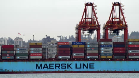 Portalkran-Bei-Der-Arbeit-Im-Hafen-Von-Vancouver-In-Kanada-–-Heben-Und-Laden-Von-Containern-Auf-Das-Frachtschiff-Der-Maersk-Line-–-Statische-Aufnahme
