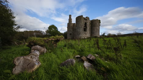 Zeitraffer-Einer-Mittelalterlichen-Burgruine-In-Der-Ländlichen-Landschaft-Irlands-An-Einem-Sonnigen-Bewölkten-Tag