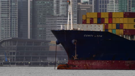 Ausgeschnittene-Ansicht-Des-Containerschiffs-Conti-Lyon,-Das-Im-Hafen-Von-Vancouver-In-Kanada-Vor-Anker-Liegt,-Mit-Skyline-Gebäuden-Im-Hintergrund-–-Mittlere-Aufnahme,-Statisch