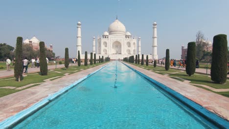 Taj-Mahal,-landmark-mausoleum-in-the-city-of-Agra-in-Uttar-Pradesh,-India