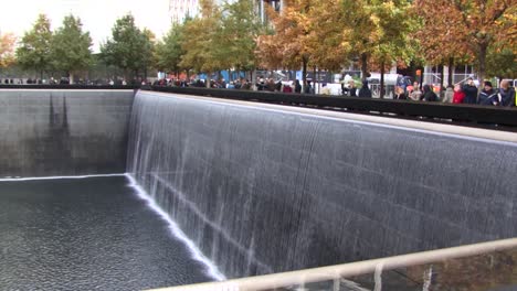 Tourists-visiting-the-National-September-11-Memorial-and-Museum-in-New-York-City,-USA