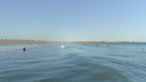 Surfer-Warten-Im-Meerwasser-Auf-Die-Nächste-Große-Welle,-Portugal,-Drohnenaufnahme
