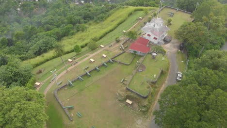 Vista-Aérea-De-Fort-George-Revelando-El-Océano-En-Trinidad