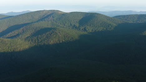 Eine-Luftaufnahme-Des-Cole-Mountain,-Gesehen-Vom-Mount-Pleasant-Summit-An-Einem-Sommermorgen