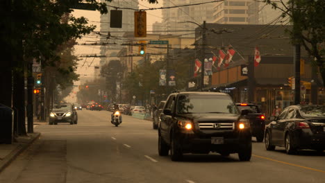 Autos-Auf-Der-Straße-An-Einem-Rauchigen-Morgen-Entlang-Der-Burrard-Street-In-Der-Innenstadt-Von-Vancouver-–-Schlechte-Luftqualität-Aufgrund-Von-Rauch,-Der-Durch-Waldbrände-Verursacht-Wurde-–-Totale