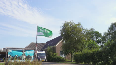 Totale-Aufnahme-Einer-Molkerei-In-Den-Niederlanden-Mit-Einer-Protestflagge