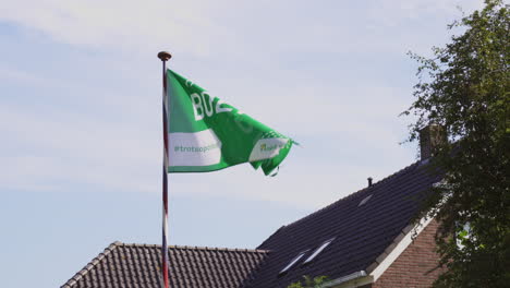 Diese-Flagge-Ist-Ein-Symbol-Der-Niederländischen-Bauernbewegung-„Trots-Op-De-Boer“.