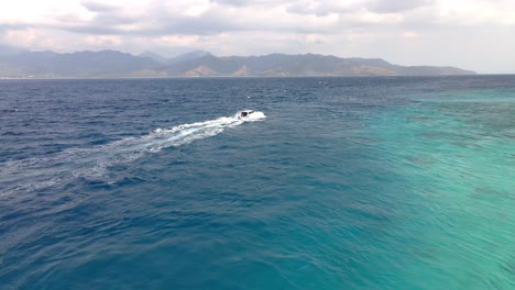 Kamerafahrt-Eines-Schnellboots,-Das-Bei-Sonnenlicht-Auf-Der-Insel-Gili-Meno,-Indonesien,-Auf-Klarem-Meer-Fährt
