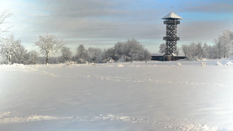 Zeitraffer-Von-Touristen-Besuchen-Mittelalterlichen-Wachturm-Im-Verschneiten-Park-In-Belgien