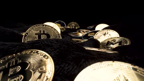 Makroansicht,-Die-über-Goldene-Kryptowährungsmünzen-Auf-Schwarzem,-Flauschigem-Hintergrund-Fliegt,-Blockchain-Investition