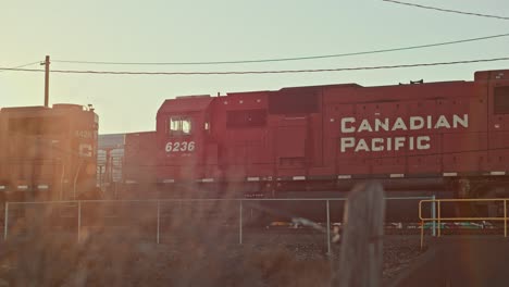 Canadian-Pacific-Railway,-Dieselmotor,-Lokomotive,-Güterzug,-Der-Abfährt,-Industriestadt,-Eisenbahnhof,-Brücke,-Tanker,-Güterwaggons,-Die-Den-Raffineriebahnhof-Verlassen,-Gleise,-Sonnenuntergang,-Filmisches-Toronto,-Ontario,-4k