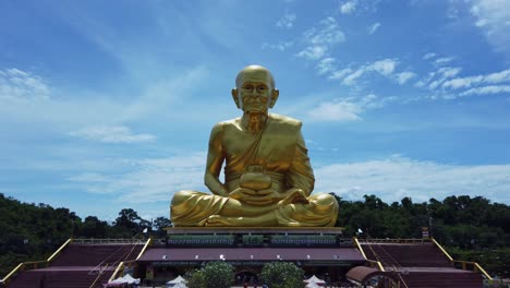 Estatua-De-Luang-Pu-Thut-En-Khao-Yai,-Tailandia