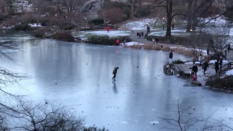Mann-Läuft-über-Einen-Zugefrorenen-See-Im-Central-Park,-New-York