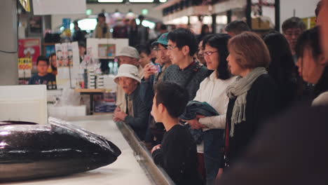 Japanisches-Publikum-Beobachtet-Die-Zerlegung-Des-Roten-Thuns-Auf-Dem-Toretore-Ichiba-Fischmarkt-In-Wakayama,-Japan-–-Mittlere-Zeitlupenaufnahme