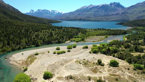 Epische-Luftaufnahme-Des-Cholila-Sees,-Patagonien,-Argentinien,-Weitwinkelaufnahme-Des-Vorwärtsflugs