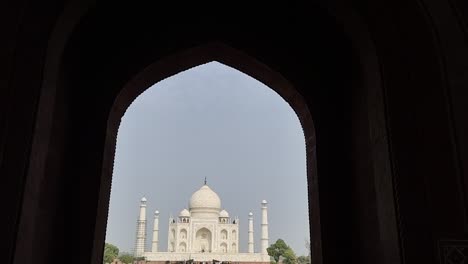 Sehr-Schöne-Aufnahmen-Vom-Taj-Mahal,-Einem-Berühmten-Historischen-Denkmal,-Einem-Denkmal-Der-Liebe