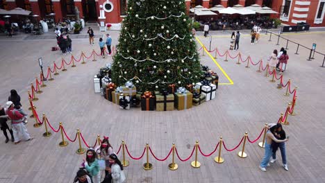 Zeitraffer-Von-Menschen,-Die-Einen-Großen-Weihnachtsbaum-In-Hongkong-Auf-Dem-Ehemaligen-Gelände-Der-Zentralen-Polizeistation-Mit-Vorbeigehenden-Menschen-Betrachten