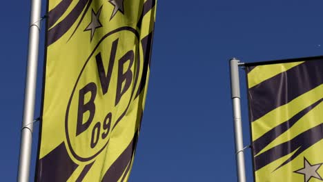 Borrusia-Dortmund-BVB-Flagge-Zeitlupe-Vor-Blauem-Himmel,-Nahaufnahme