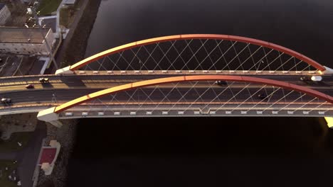 Filmische-Luftaufnahme-über-Der-Hastings-Bridge,-Minnesota,-Kurz-Vor-Sonnenuntergang