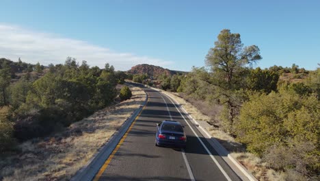 Conduciendo-Un-Bmw-M3-Azul-Marino-En-Una-Carretera-Vacía-En-Arizona,-Estados-Unidos,-Antena