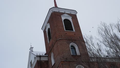Turm-Der-Kathedralbasilika-Der-Stadt-Kaunas-An-Einem-Launischen-Wintertag
