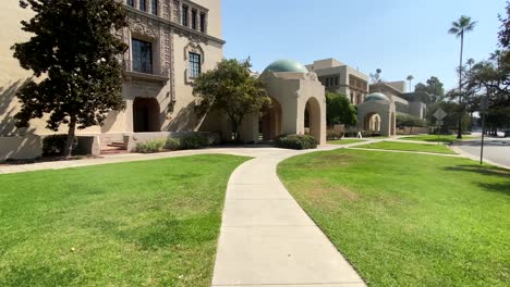 Caminando-Hacia-El-Instituto-De-Tecnología-De-California,-En-Un-Día-Soleado,-En-Pasadena,-Los-ángeles,-Ee.uu.---Tiro-Pov