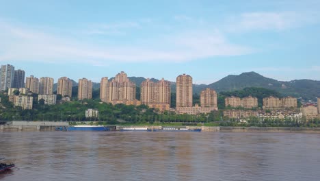 Wohn--Und-Geschäftshochhäuser-Am-Ufer-Des-Jangtsekiang-In-Der-Stadt-Chongqing