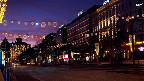 Charmantes-Stadtbild:-Manierheimintie-Straße,-Nachts-Mit-Weihnachtsbeleuchtung-Geschmückt