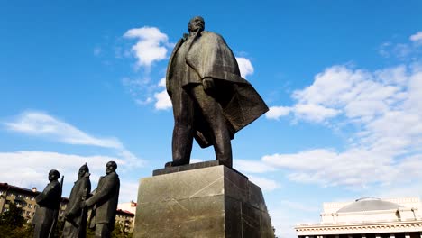Motion-lapse-of-Vladimir-Lenin-statue-in-the-city-of-Novosibrisk