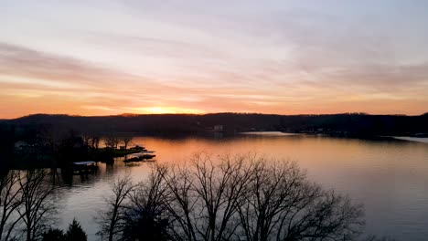 Atemberaubende-Sonnenuntergangsreflexion-Am-Lake-Of-The-Ozarks,-Missouri---Luftaufnahme