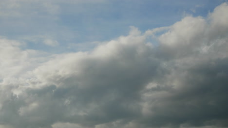 Zeitrafferaufnahme-Eines-Wunderschönen-Blauen-Himmels-Und-Sich-Schnell-Bewegender-Und-Sich-Verformender-Wolken