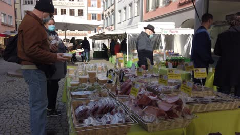 street-market-display-with-man-buying-sausages-and-dry-prcessed-meat-in-Feldkirch-Austria