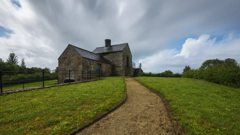Zeitraffer-Eines-Historischen-Kalkofengebäudes-Während-Des-Tages-Mit-Vorbeiziehenden-Wolken-In-Ländlicher-Landschaft-Irlands