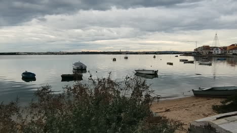 Boote,-Die-An-Einem-Städtischen-Strand-In-Portugal-Bei-Bewölktem-Sonnenuntergang-Festgemacht-Haben-–-Dolly-Aufnahme