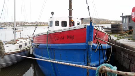 Kommerzielles-Hölzernes-Fischerboot,-Das-Am-Hafen-Von-Conwy-Im-Norden-Von-Wales-Angedockt-Ist