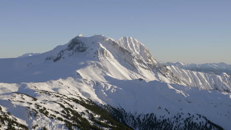Montañas-Cubiertas-De-Nieve-Contra-El-Cielo-Azul-En-Canadá-Durante-El-Día-Soleado