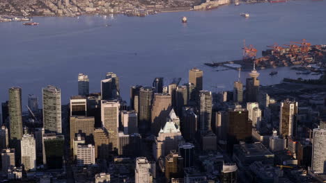 Wunderschöne-Skyline-Der-Innenstadt-Von-Vancouver-–-Drohnenschwenkaufnahme