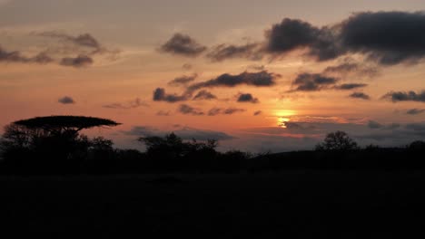 Ikonische-Goldorange-Afrikanische-Sonnenuntergangswolkenszene-Mit-Leichtem-Zeitraffer