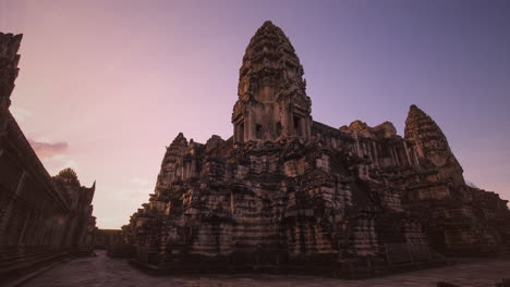 Sonnenaufgangsstrahlen-Leuchten-Frühmorgens-Auf-Die-Zentralen-Türme-Von-Angkor-Wat,-Ohne-Dass-Während-Covid-19-Jemand-Zu-Sehen-War