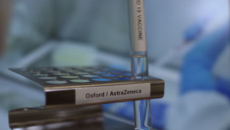 Covid-19-Oxford-Astrazeneca-Impfstoff-Reagenzglasfläschchen-Werden-In-Das-Regal-Gestellt