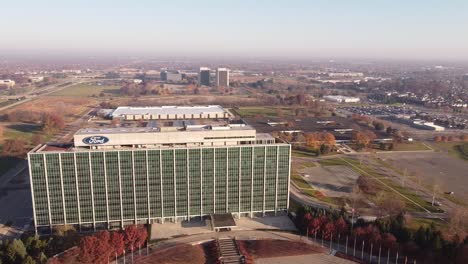 Der-Berühmte-Welthauptsitz-Der-Ford-Motor-Company-Mit-Stadtbild-Im-Hintergrund-In-Dearborn,-Michigan,-USA