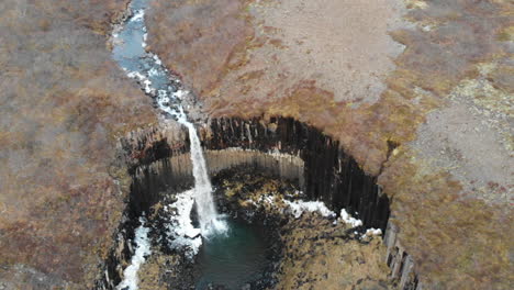 Drohnen-Luftaufnahme-Des-Svartifoss-Wasserfalls,-Skaftafell,-Island