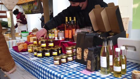 Straßenhändler-Mit-Honigproduktpräsentationen-Auf-Dem-Tisch