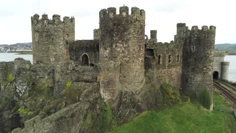Historisches-Mittelalterliches-Conwy-Castle,-Wahrzeichen,-Luftaufnahme,-Aufsteigende-Pfanne-Nach-Links