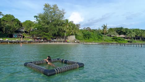 Mädchen-Entspannt-Sich-In-Einem-Schwimmenden-Gerät-Im-Meer,-Koh-Kood,-Thailand