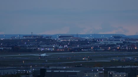 Enorme-Avión-Despegando-Del-Aeropuerto-Pearson-De-Toronto-Durante-La-Hora-Azul