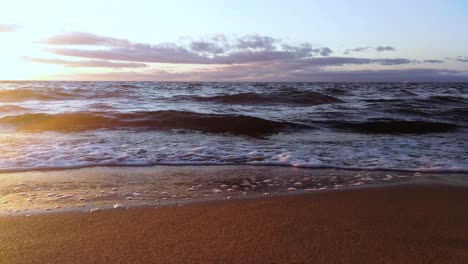 Schöner-Herbstsonnenuntergang-Und-Wellen-Im-Meer
