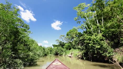 Barco-En-El-Amazonas-Moviéndose-Lentamente